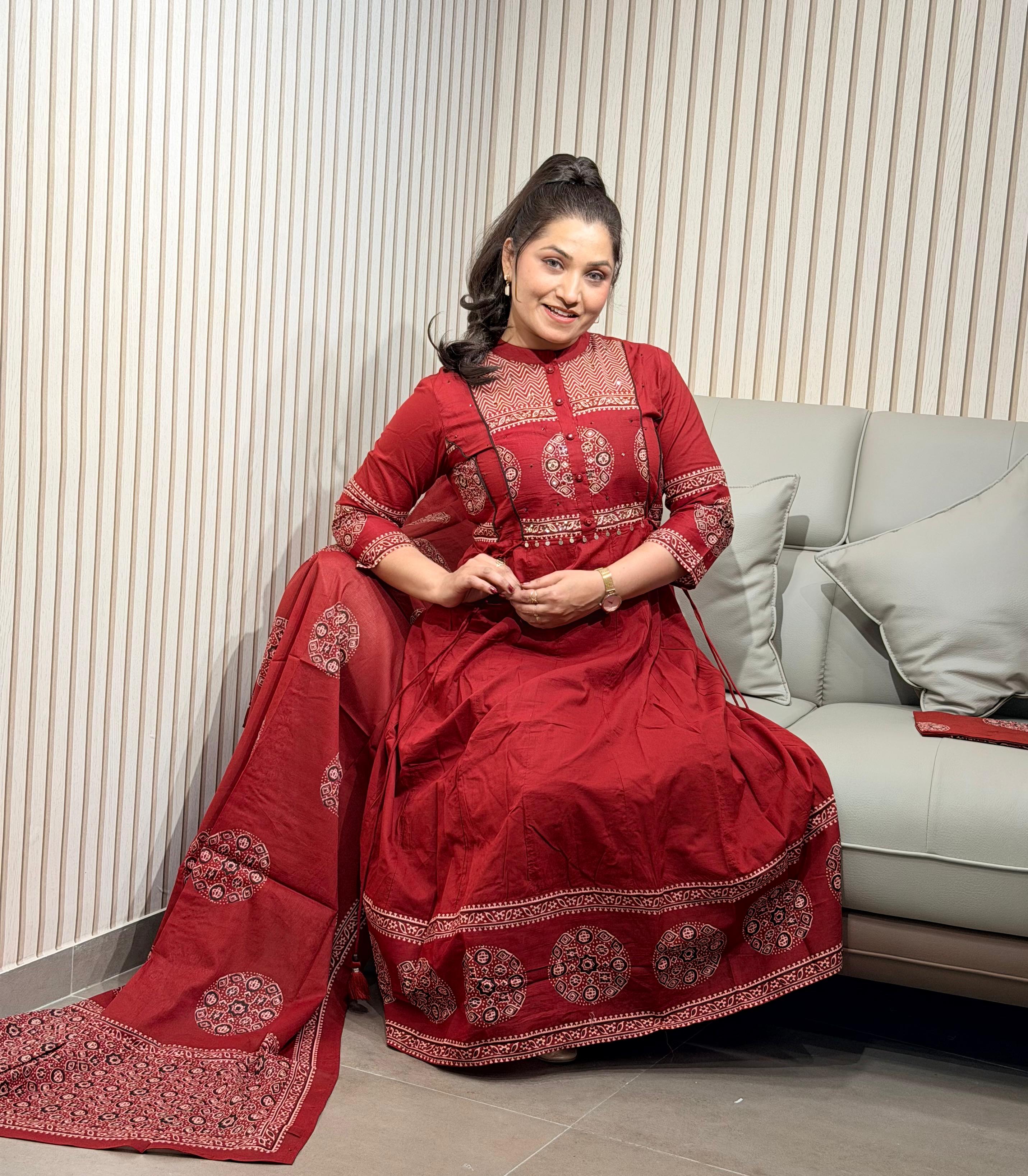 Gamthi-standneck dress