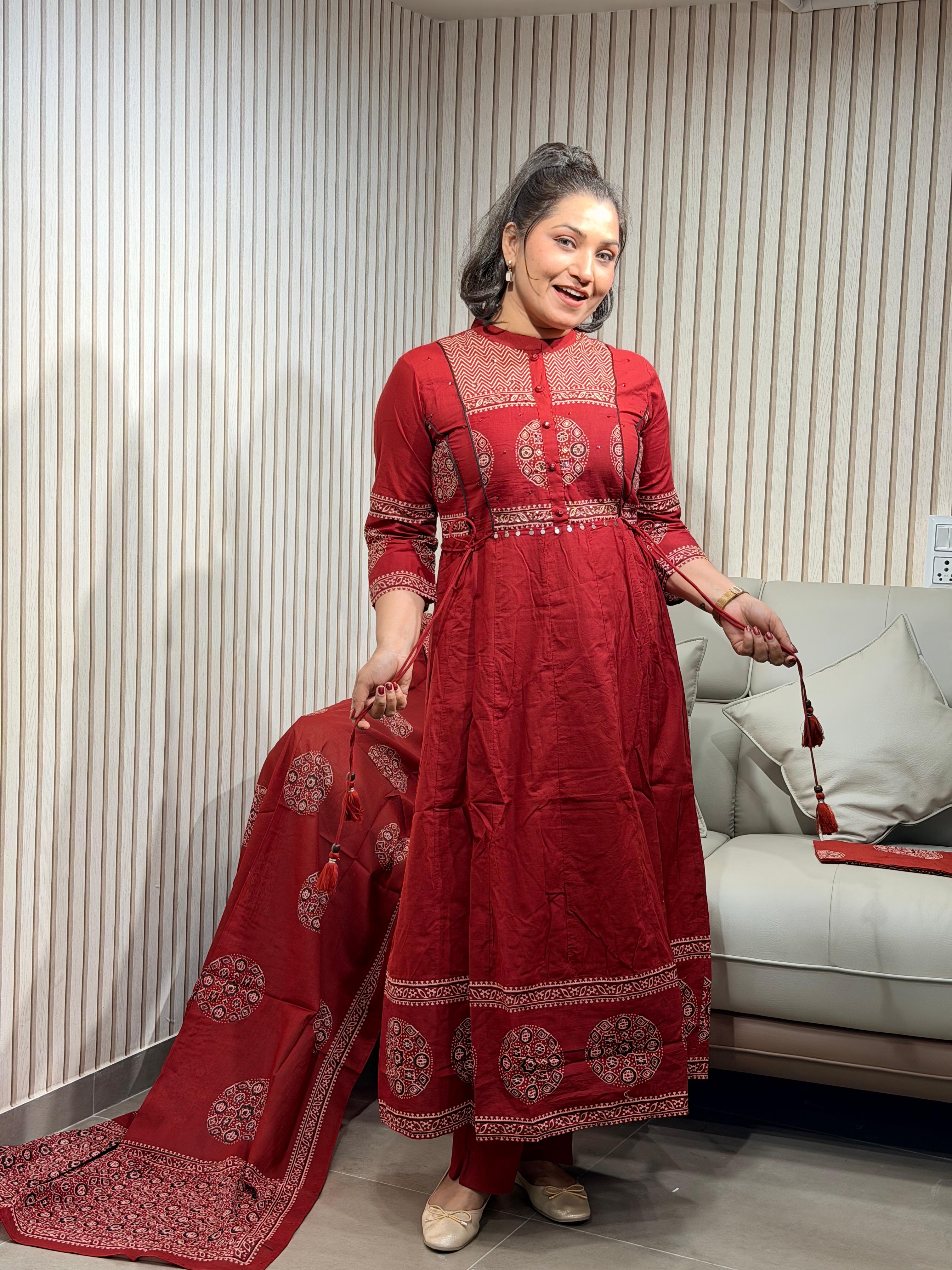 Gamthi-standneck dress