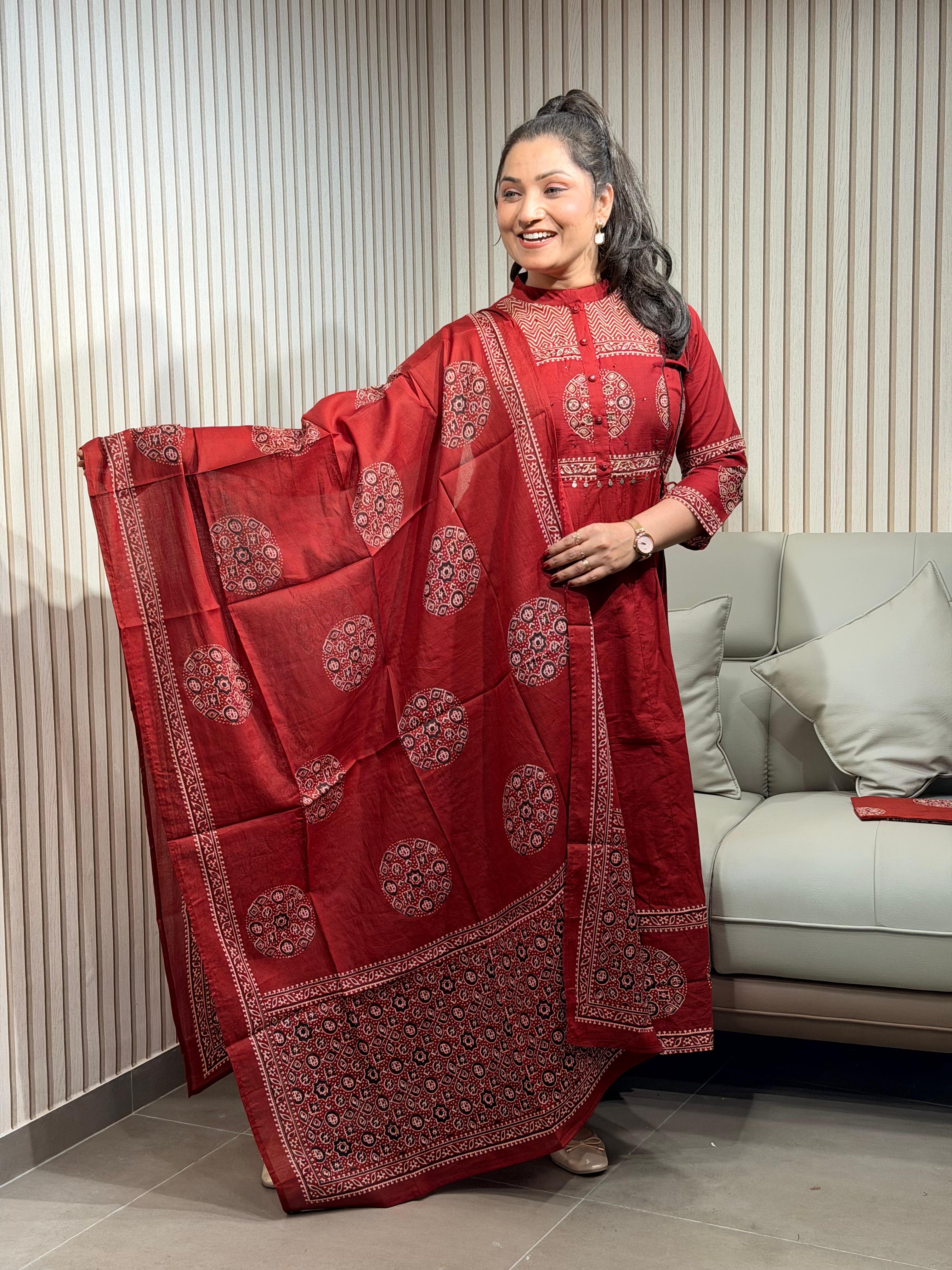 Gamthi-standneck dress